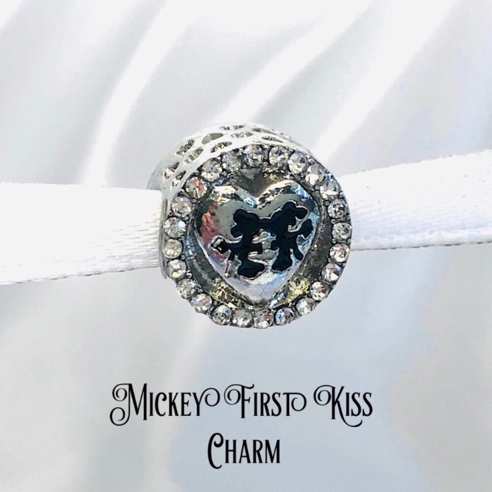 Mickey first kiss charm | silver Charm